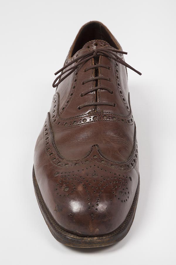 Man's brown leather wingtip oxford shoes with rounded point toe, 3 cm heel and broguing with five eyelet laced closure