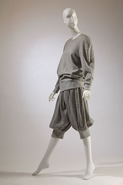 Norma Kamali, tunic and knickers, gray cotton knit, 1981, USA, Gift of Oscar de la Renta, 86.130.115