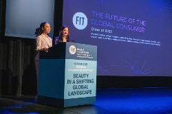 Nina Zimmering and Maria Vialette presenting at podium
