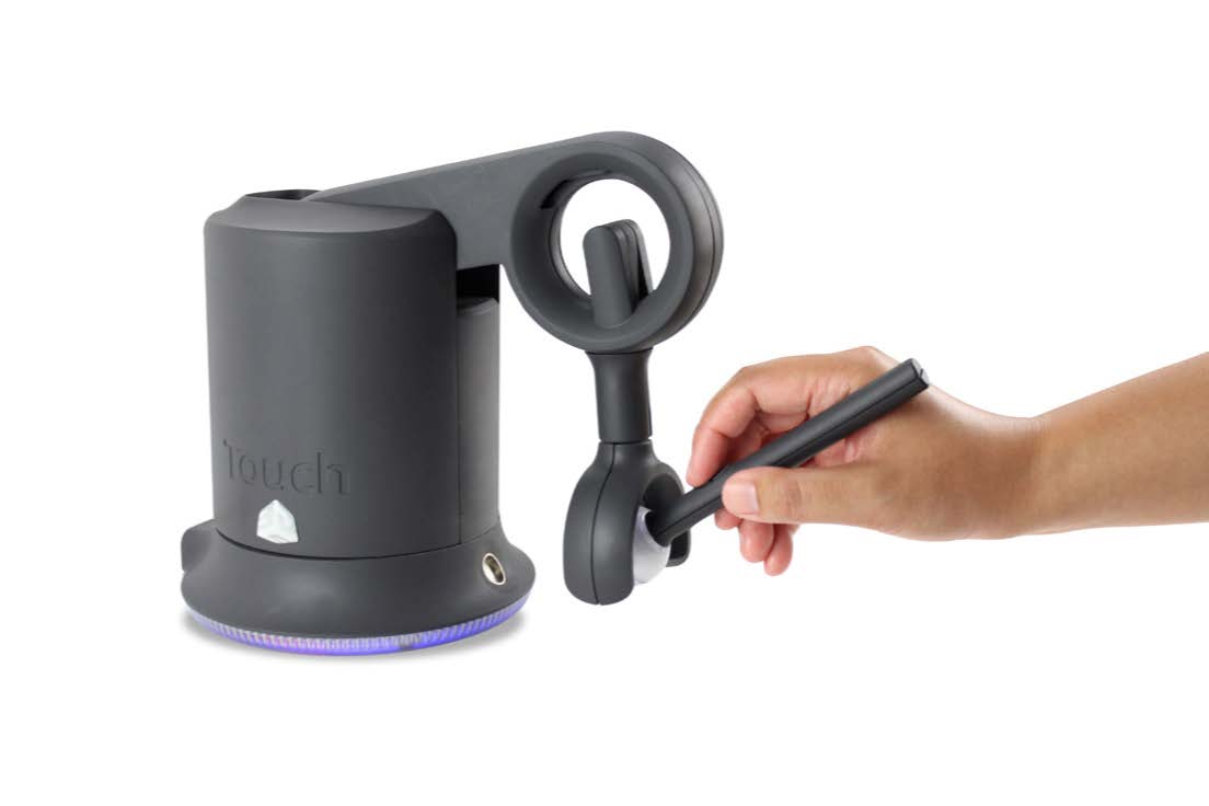 IMage showing the correct way to hold the haptic stylus in your hand