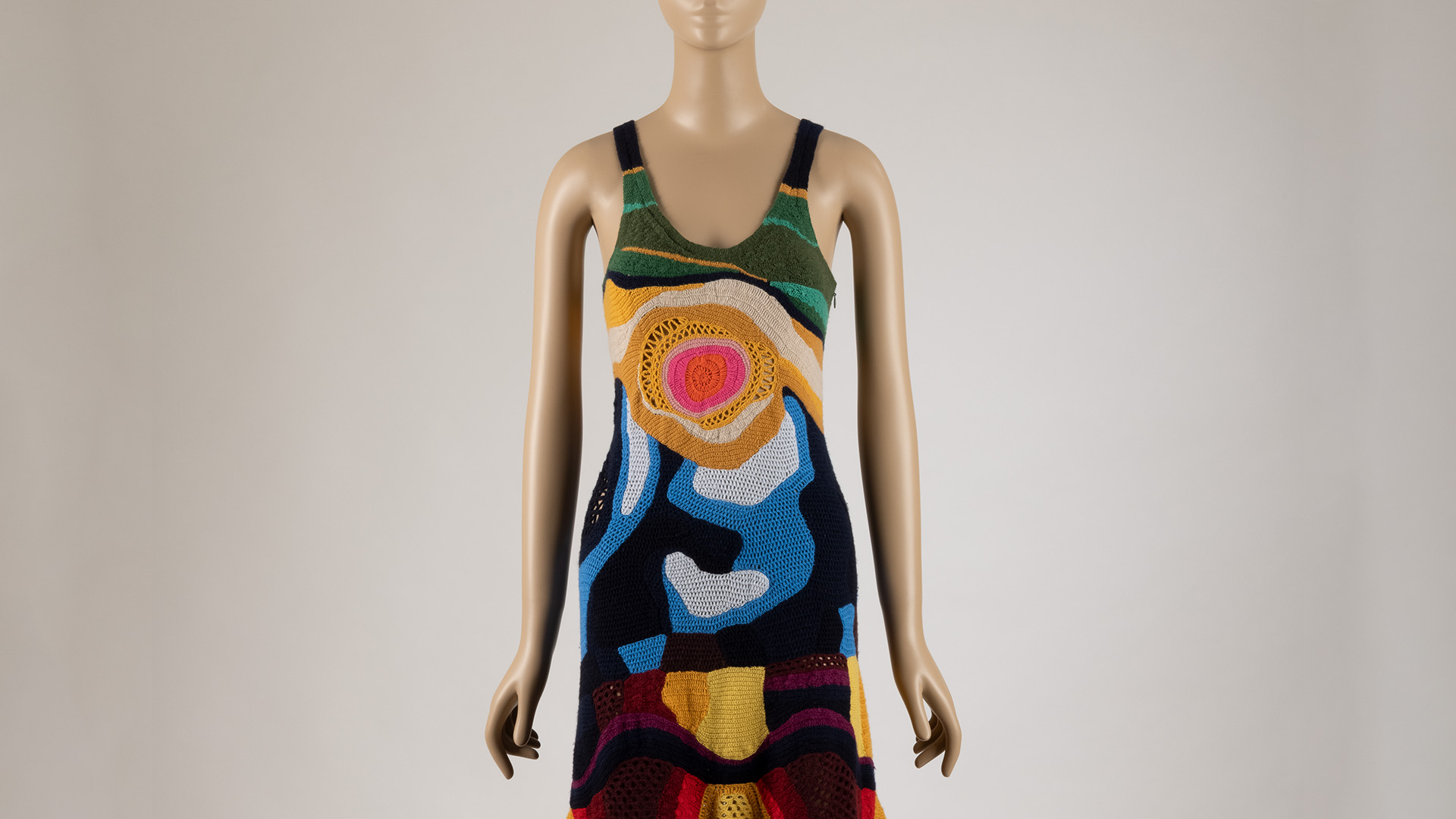 Maniquí vestido de un vestido de crochet largo sin mangas multicolor.