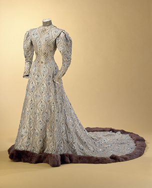House of Worth, “Byzantine Gown, Taffeta lamé, silk  and gold thread, silk tulle, sequins, 1904. © L. Degrâces et Ph. Joffre/Galliera/Roger-Viollet.