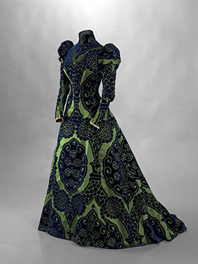 House of Worth, tea gown, blue cut velvet on a green satin ground, Valenciennes lace, circa 1897. © Stéphane Piera/Galliera/Roger-Viollet.