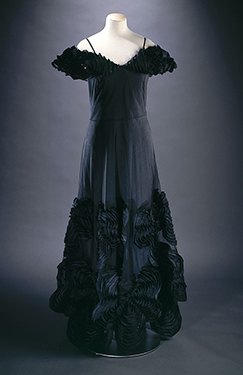 Jeanne Lanvin, evening dress, black tulle and muslin, summer 1937. © P. Joffre et C. Pignol/Galliera/Roger-Viollet.