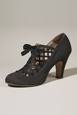 Delman, day shoe, black silk faille, circa 1937, USA. Lent by Nina Footwear Corp.